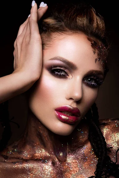 Modelo de moda com maquiagem brilhante e brilho colorido — Fotografia de Stock