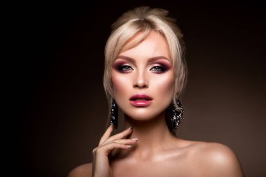 Profesyonel makyajlı güzel bir kadın.