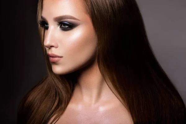 Make-up. Glamour portret van mooie vrouw model met verse make-up en romantisch kapsel. — Stockfoto