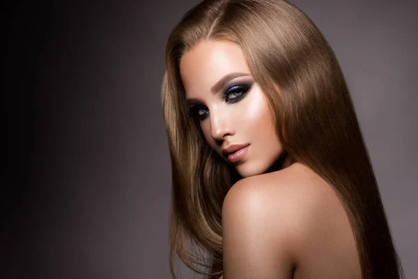 Uzupełnić. Portret Glamour model piękna kobieta z świeży makijaż i fryzury. — Zdjęcie stockowe