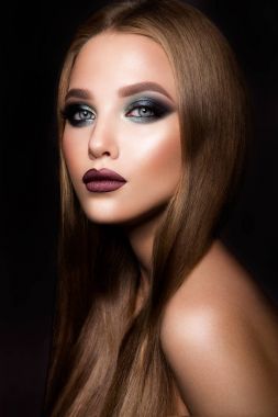 Makyaj. Güzel kadın yeni makyaj ve romantik saç modeliyle Glamour portresi.