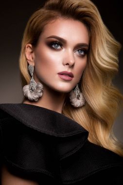 Parlak makyaj ve güzel saç modeli ile Beautyful Kız