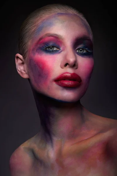 Porträtt av ljusa vackra flickan med konst färgsprakande make-up — Stockfoto
