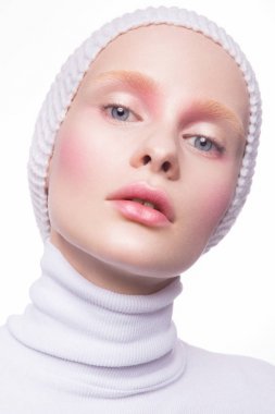 Yaratıcı görüntü sanatsal makyaj ile genç kadın.