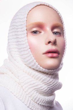 Yaratıcı görüntü sanatsal makyaj ile genç kadın.