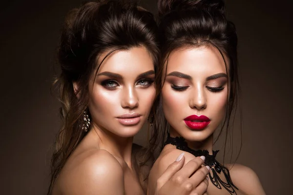 Meninas bonitas com maquiagem profissional — Fotografia de Stock
