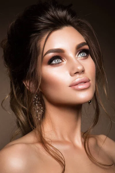 Profesyonel makyajlı güzel bir kadın.
