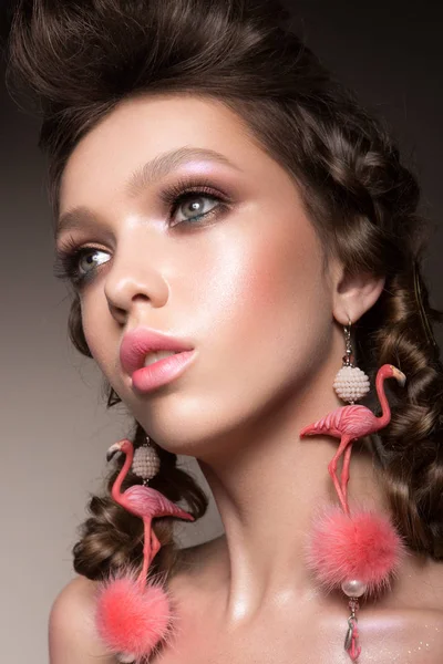 Glamour portrait de belle fille modèle avec maquillage et coiffure romantique . — Photo