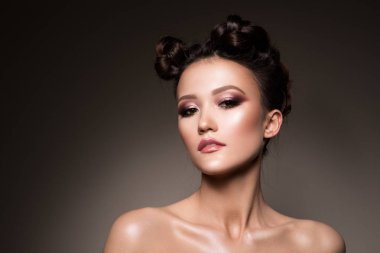 Profesyonel makyajlı güzel bir kadın.