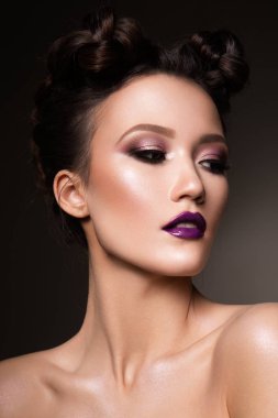 Profesyonel makyajlı güzel bir kadın.