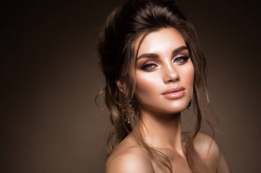 Profesyonel makyajlı güzel bir kadın.