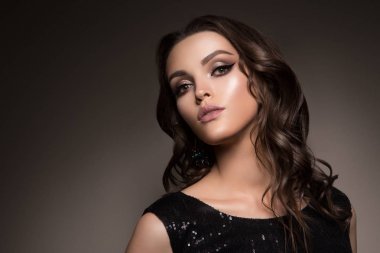 Kalıcı makyaj ile güzel genç esmer