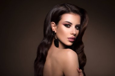 Profesyonel makyajlı güzel bir kadın.