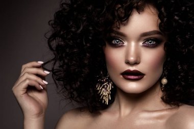 Glamour Bayan, gri arka plan üzerinde güzel kız. Portre. Mükemmel dalgalı saç, makyaj. Kapalı gözler.