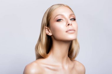 Doğal makyaj modeliyle Güzellik Portresi.