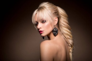 Profesyonel makyajlı güzel bir kadın.