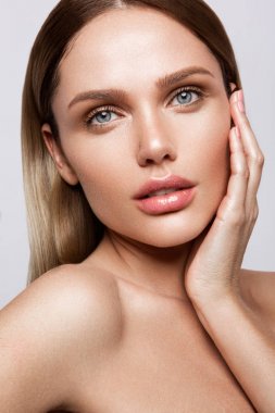 Doğal makyaj modeliyle Güzellik Portresi