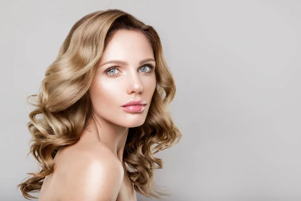 Retrato de beleza do modelo com maquiagem natural — Fotografia de Stock