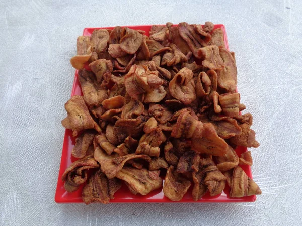 Närbild Torkad Stekt Banan Chips Indonesiska Köket Mellanmål Den Röda — Stockfoto