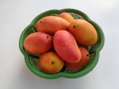 Pelem podang suluh, podang mango (ağacın üzerinde olgun). Endonezya 'nın egzotik tropik meyveleri. en tatlı kırmızı mango.