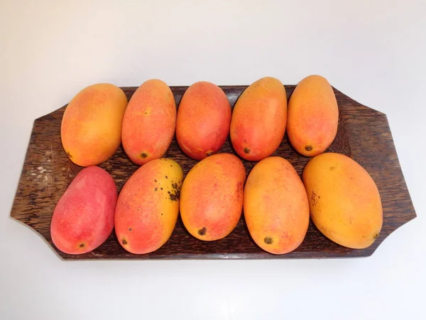 盆栽苏鲁 盆栽芒果 成熟在树上 印度异国情调热带水果 盘子里最甜的红色芒果 — 图库照片