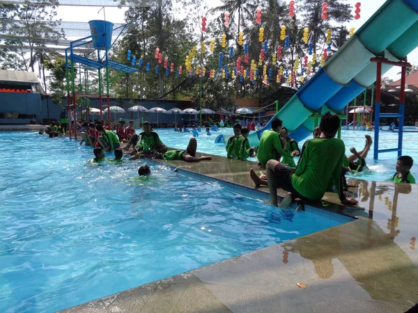 印度尼西亚东爪哇Kediri 2019年11月1日 高中学生在游泳池度过闲暇时光 — 图库照片