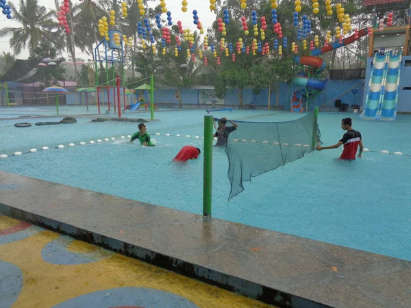 2019年11月1日 印度尼西亚东爪哇梅尔塔沃特兰 Kediri 一些游客喜欢在雨季到来时在游泳池里打排球 — 图库照片