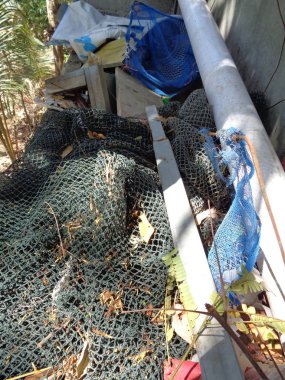 Depoda sepet, ahşap, şişe, emek ve davul içeren çöpler var.