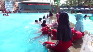 Kediri, Melta Waterland, Doğu Java, Endonezya - 1 Kasım 2019: öğrenci yüzme öğreniyor