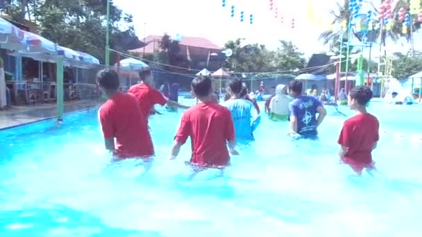 Kediri Melta Waterland East Java Indonesien November 2019 Tonåringen Spelar — Stockvideo