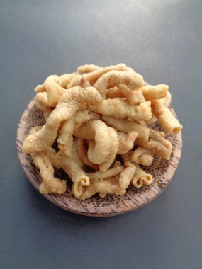 Kripik keripik usus ayam ya da kızarmış tavuk kızartması krakerlerinin yakın görüntüsü. Endonezya 'dan geleneksel menü. İçerisi temiz, un kaplı, sonra kızgın yağda kızartılıyor.