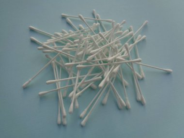 Mavi arkaplanda pamuk tomurcuğu