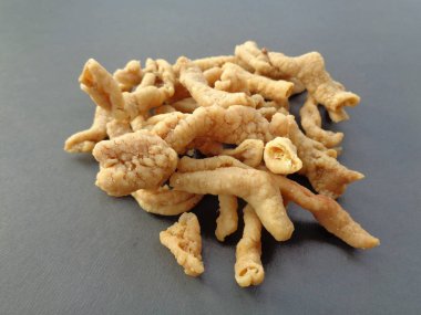 Kripik keripik usus ayam ya da kızarmış tavuk kızartması krakerlerinin yakın görüntüsü. Endonezya 'dan geleneksel menü. İçerisi temiz, un kaplı, sonra kızgın yağda kızartılıyor.