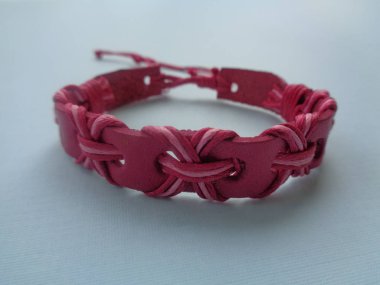 Mavi geçmişi olan deri bilezik kız.