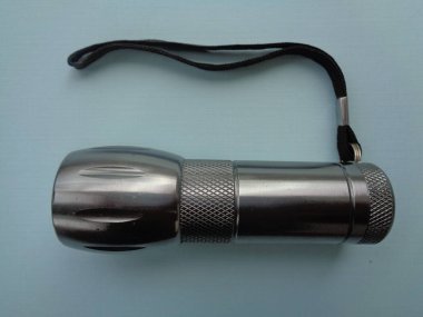 Mavi arkaplan ile gümüş el feneri