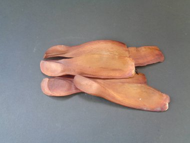 Swietenia Mahagoni kalbi, kabuk ve tohum siyah arka planda