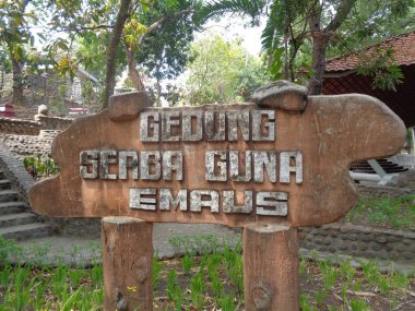 Kediri, Doğu Java, Endonezya - 27 Kasım 2019: Puh sarang içindeki eşsiz ünlü kilise poh sarang. Kediri 'deki ünlü kilise (Doğu Java, Endonezya) taştan yapılmıştır.