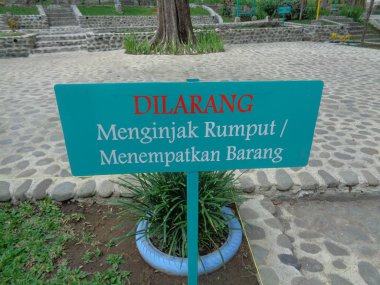 Kediri, Doğu Java, Endonezya - 27 Kasım 2019: Puh sarang içindeki eşsiz ünlü kilise poh sarang. Kediri 'deki ünlü kilise (Doğu Java, Endonezya) taştan yapılmıştır.