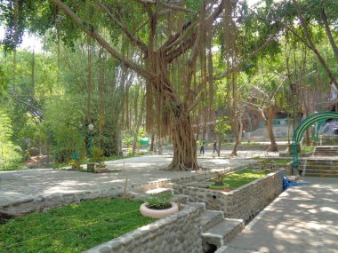 Kediri, Doğu Java, Endonezya - 27 Kasım 2019: Puh sarang içindeki eşsiz ünlü kilise poh sarang. Kediri 'deki ünlü kilise (Doğu Java, Endonezya) taştan yapılmıştır.