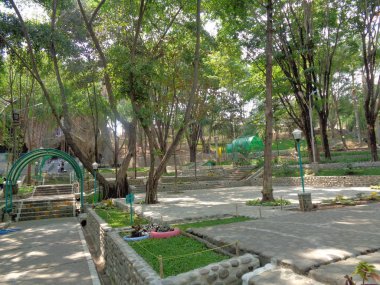 Kediri, Doğu Java, Endonezya - 27 Kasım 2019: Puh sarang içindeki eşsiz ünlü kilise poh sarang. Kediri 'deki ünlü kilise (Doğu Java, Endonezya) taştan yapılmıştır.