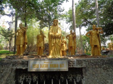 Kediri, Doğu Java, Endonezya - 27 Kasım 2019: Puh sarang içindeki eşsiz ünlü kilise poh sarang. Kediri 'deki ünlü kilise (Doğu Java, Endonezya) taştan yapılmıştır.