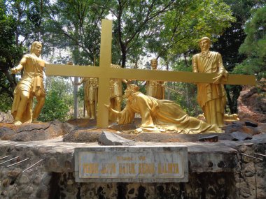 Kediri, Doğu Java, Endonezya - 27 Kasım 2019: Puh sarang içindeki eşsiz ünlü kilise poh sarang. Kediri 'deki ünlü kilise (Doğu Java, Endonezya) taştan yapılmıştır.