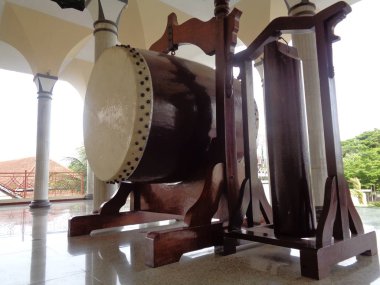 Kediri / Endonezya - 7 Ekim 2019 - Masjid Agung Kediri 'de her iki tarafında su bufalosu derisi olan büyük çift namlulu davul, Java' da Müslümanlar arasında kullanılan daha derin ve sıkıcı bir sese sahiptir.. -