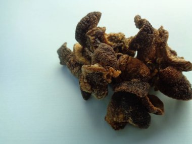 izole Achatina fulica çipleri (keripik bekicot). Endonezya egzotik atıştırmalıkları acı, kuru ve lezzetli