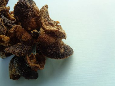 izole Achatina fulica çipleri (keripik bekicot). Endonezya egzotik atıştırmalıkları acı, kuru ve lezzetli