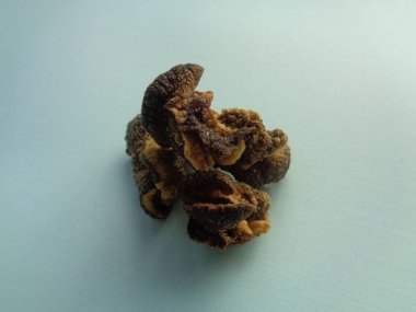 izole Achatina fulica çipleri (keripik bekicot). Endonezya egzotik atıştırmalıkları acı, kuru ve lezzetli