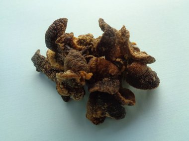 izole Achatina fulica çipleri (keripik bekicot). Endonezya egzotik atıştırmalıkları acı, kuru ve lezzetli