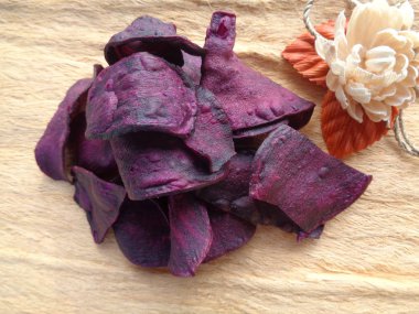 Terli mor patates cipsi. Endonezya geleneksel çerezi terli patatesten yapılır. Gerçekten terli ve lezzetli.