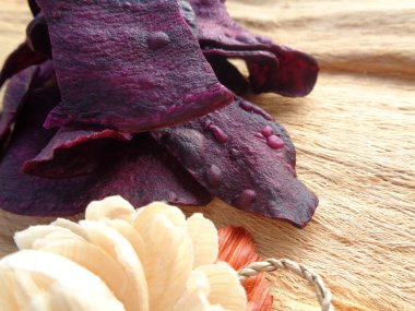 Terli mor patates cipsi. Endonezya geleneksel çerezi terli patatesten yapılır. Gerçekten terli ve lezzetli.