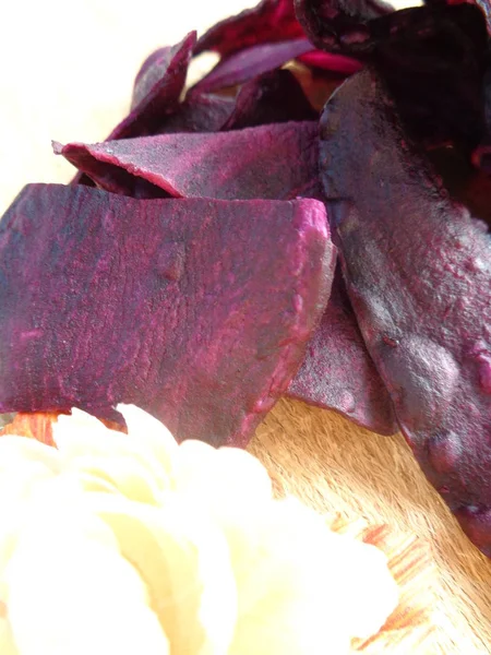 出汗的紫色土豆脆片 印度传统小吃 由汗水土豆制成 真是汗流浃背又好吃 — 图库照片